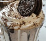 Milkshake Oreo A super easy milkshake made with vanilla ice cream